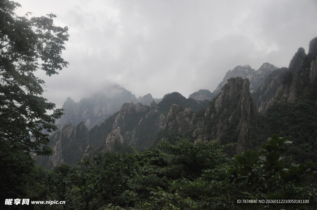 云雾缭绕的壮美山峦