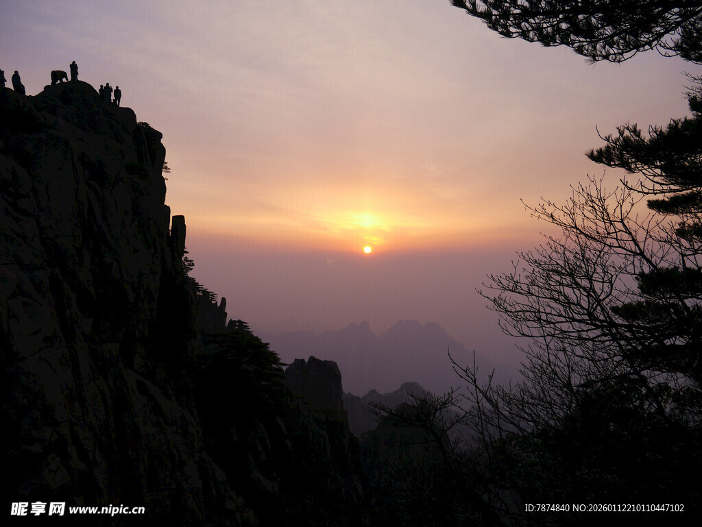山巅观壮丽日出美景