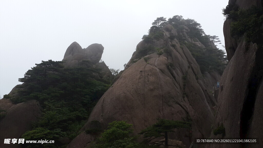 云雾缭绕的巍峨山峰