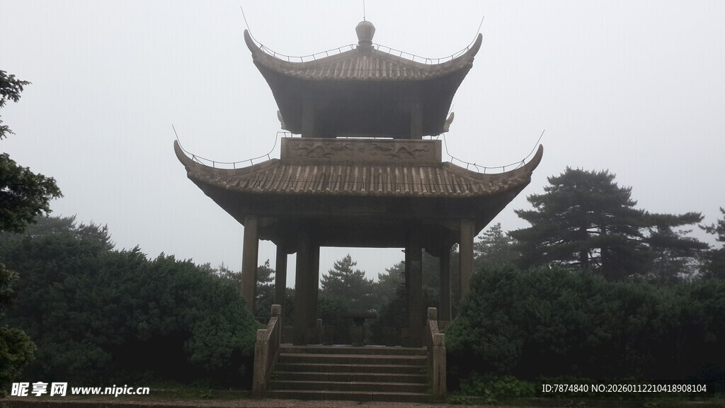 中式古亭立于葱郁林间