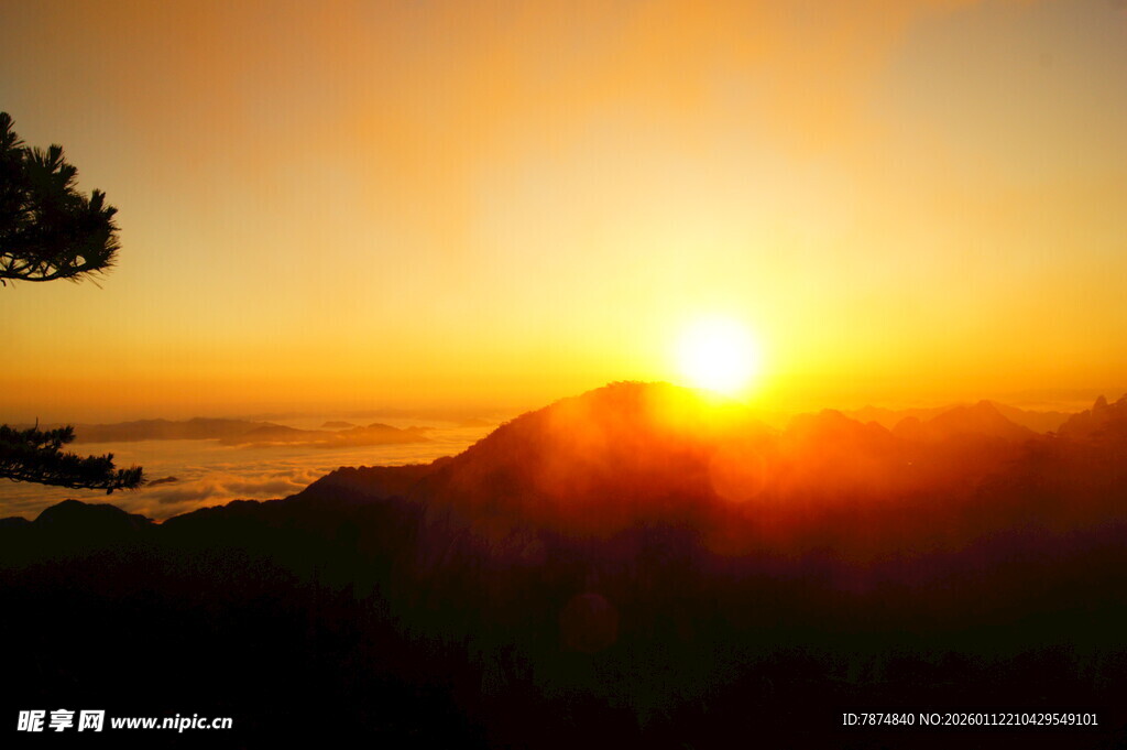 日出时分的壮丽山景