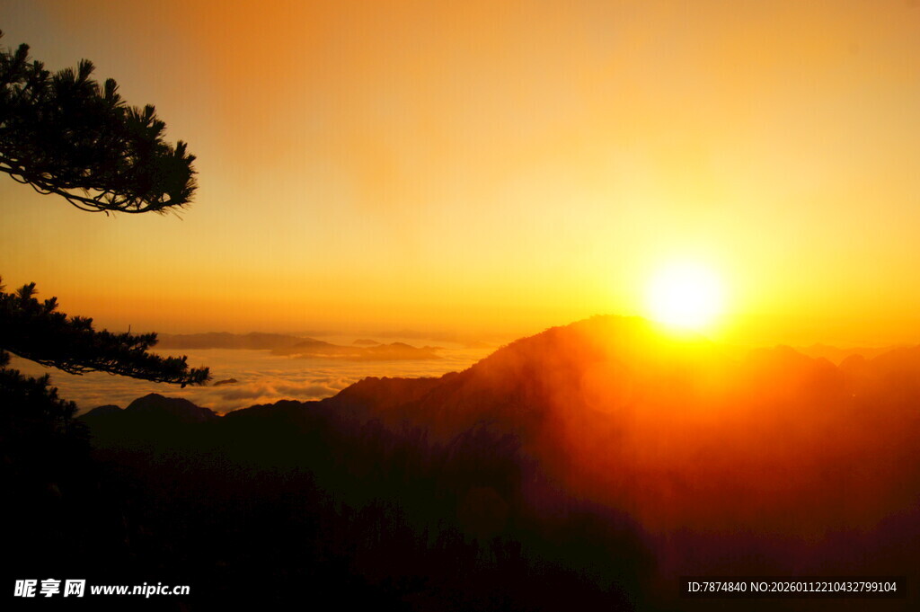 日出时分的壮丽山景