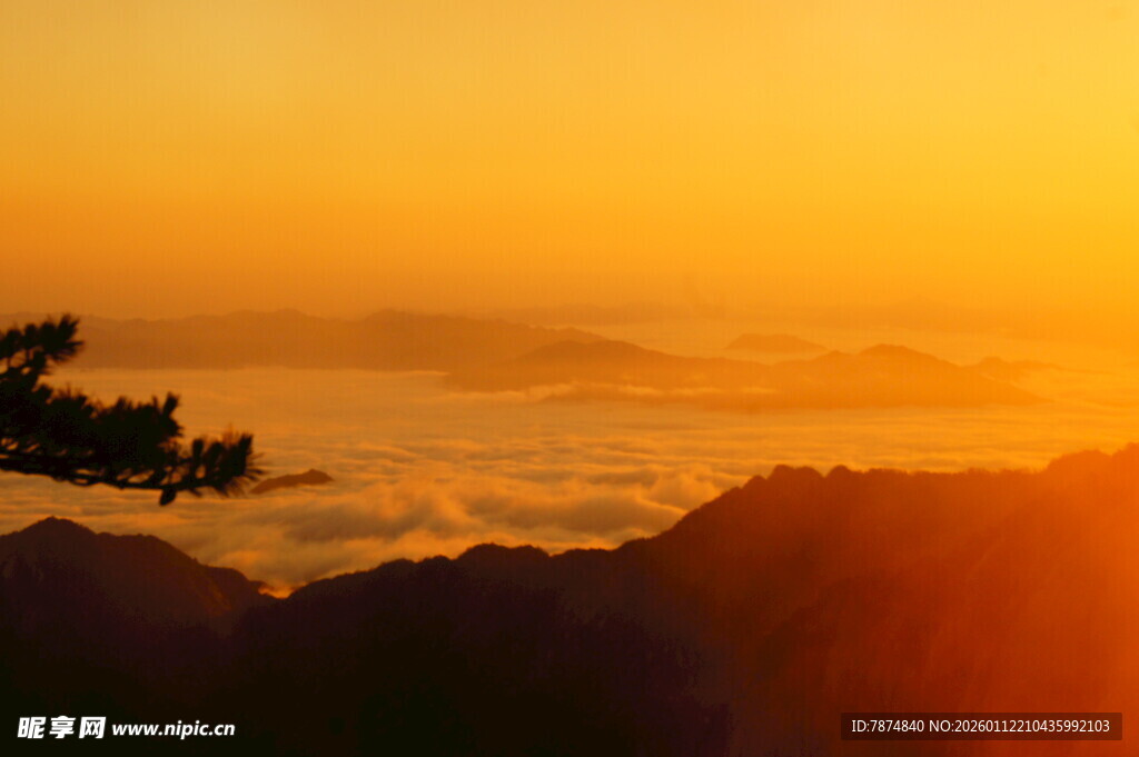 日出云海间的壮美山景