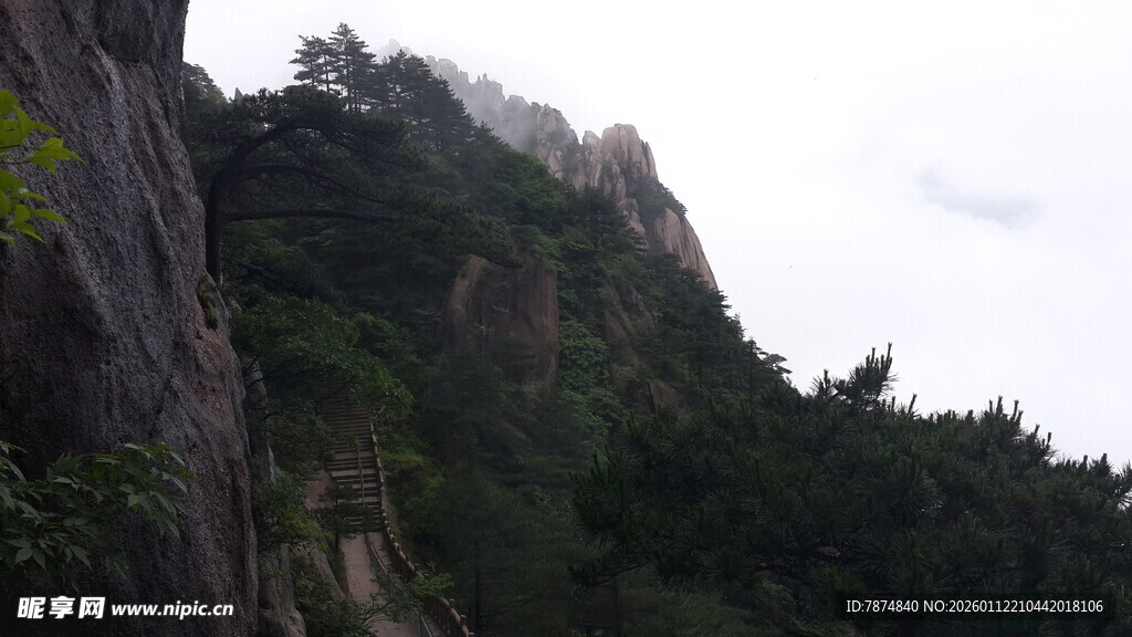 云雾缭绕的险峻山峰