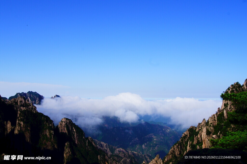 山峦云海间的壮美风光