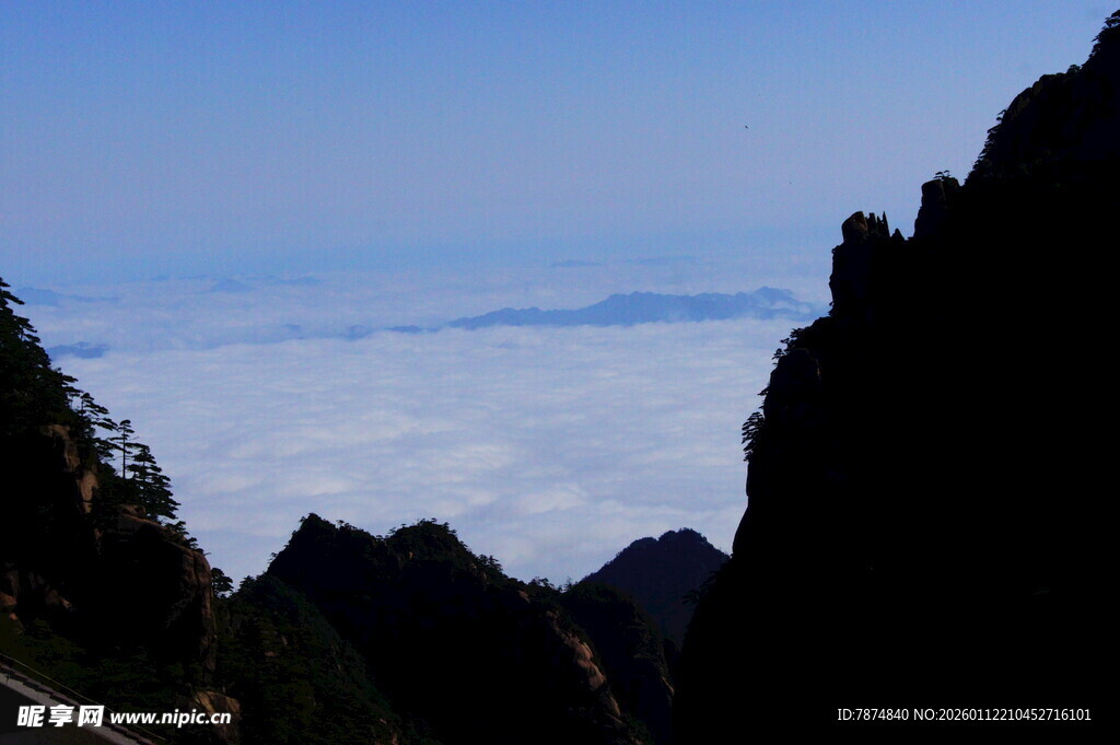 黄山云海中的巍峨山峰