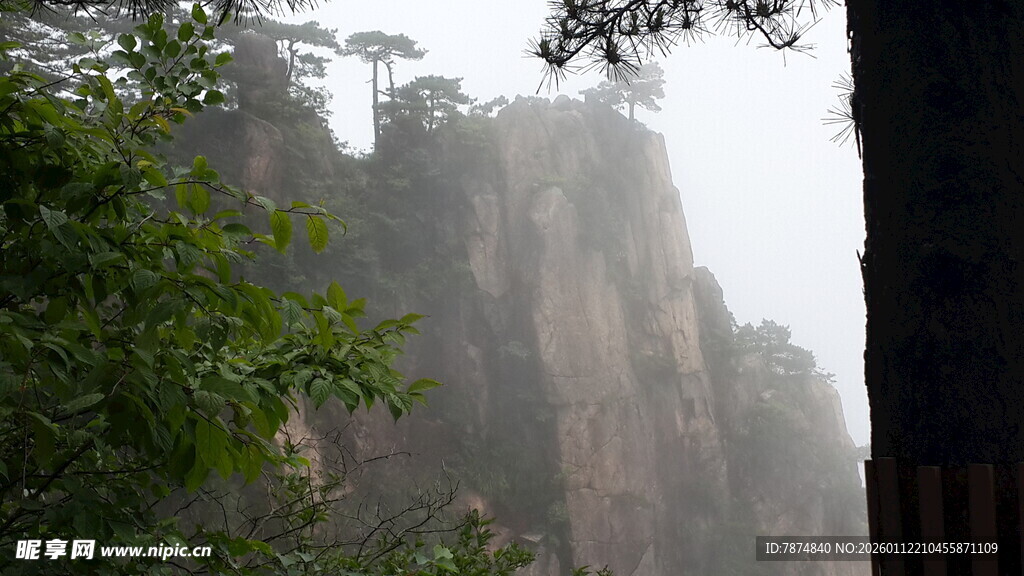 云雾缭绕的壮丽山峰