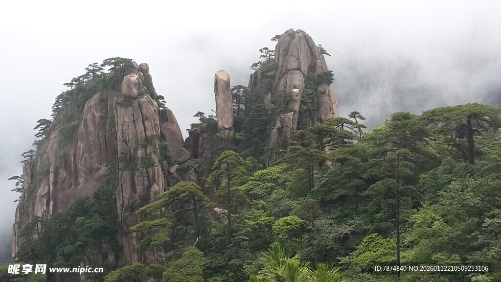 云雾缭绕的壮丽山峰景观