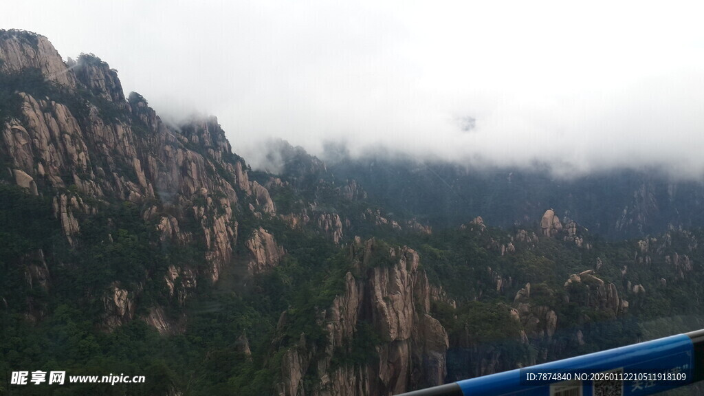 云雾缭绕的壮美山峦