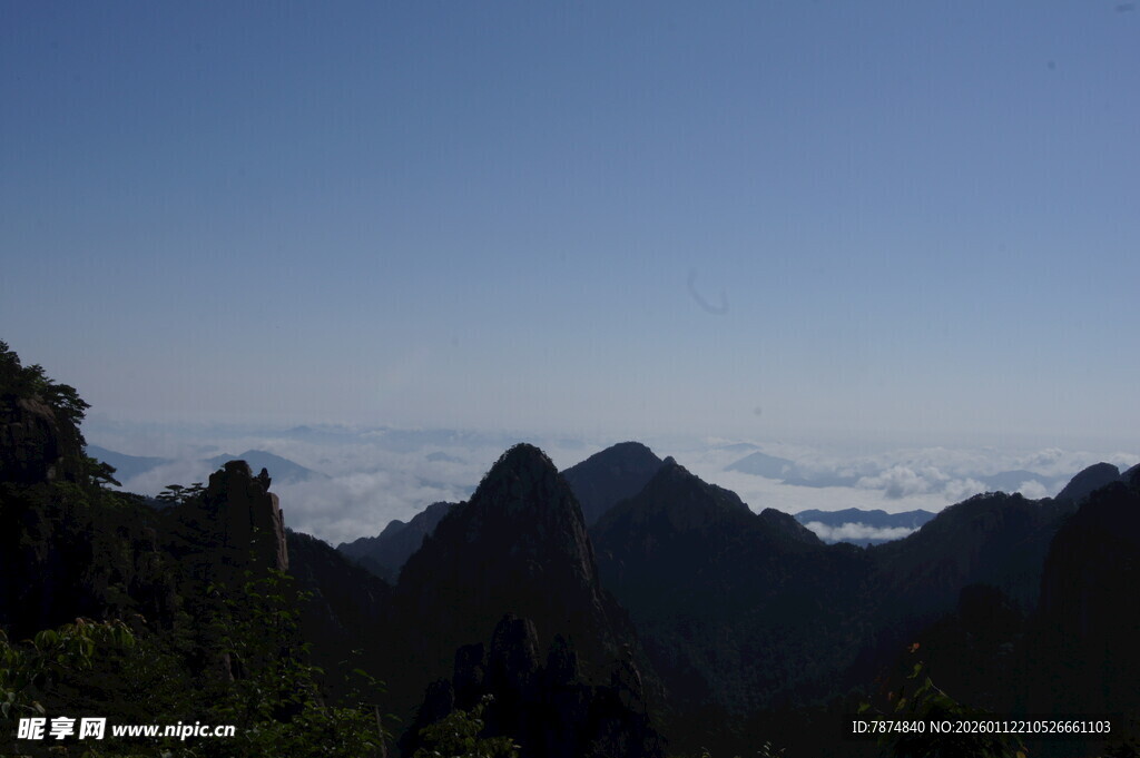 山峦云海间的壮美景色
