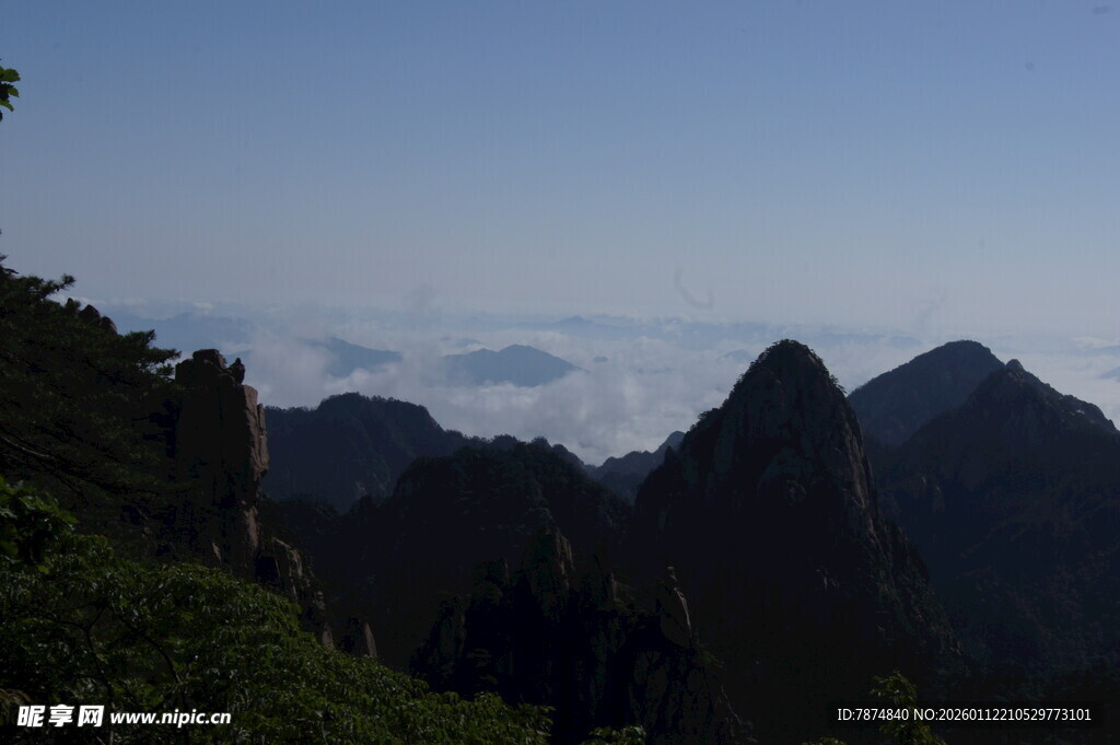 山峦云海间的壮美景色