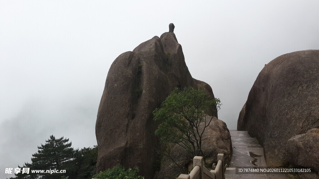 山巅孤影 勇立巨石之上