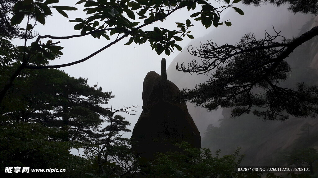 云雾中挺立的巍峨山峰