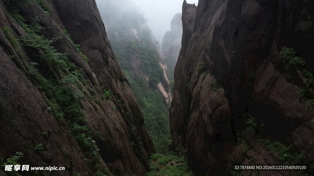 云雾缭绕的险峻山间峡谷