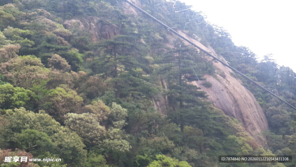 陡峭山峦覆盖茂密植被
