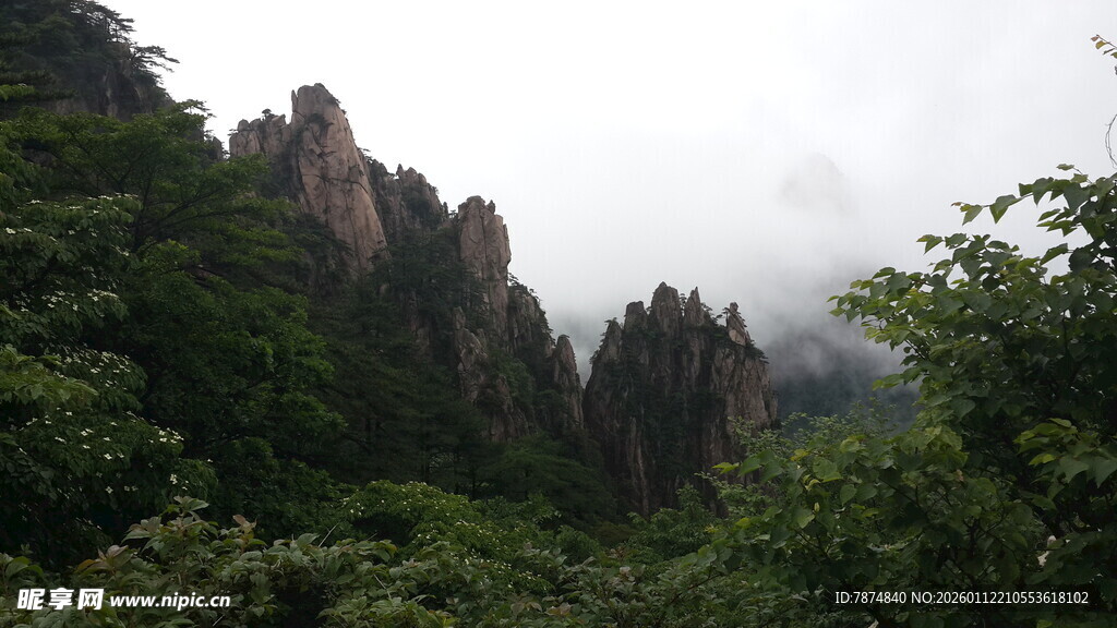 云雾缭绕的峻峭山峰