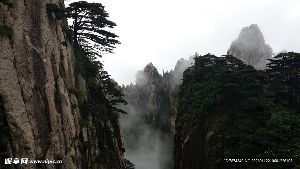 云雾缭绕的壮丽山峰