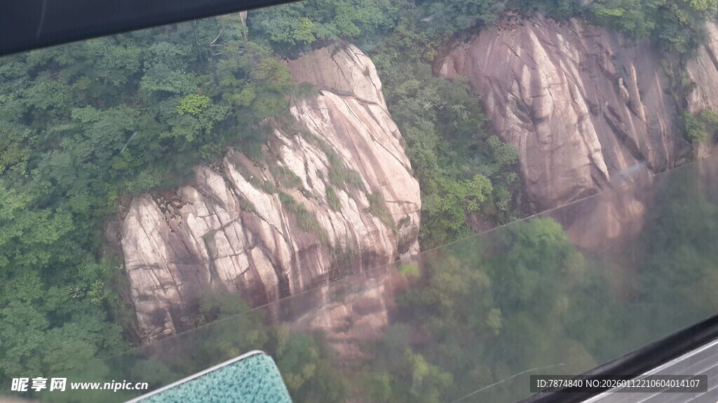 窗外峻峭山峰与葱郁植被