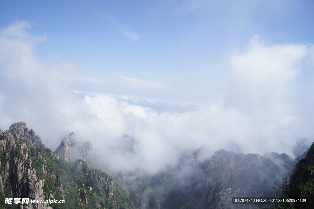 云雾缭绕的壮美山峦