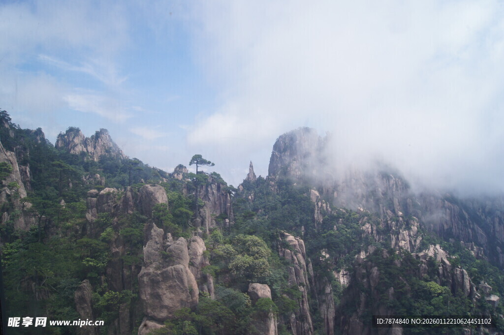 云雾缭绕的壮美山峦