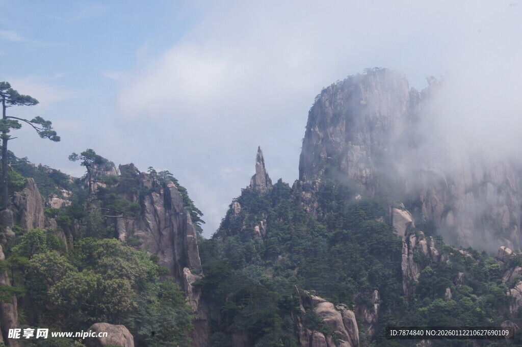 云雾缭绕的壮美山峰