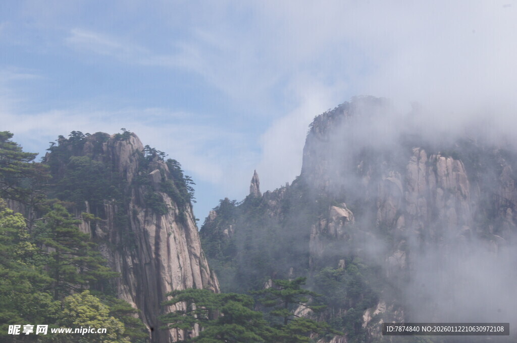 云雾缭绕的壮美山峰