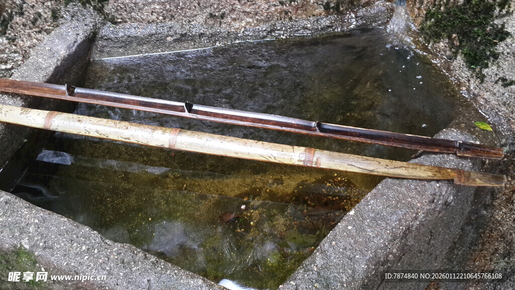 户外砖砌水槽与金属物件