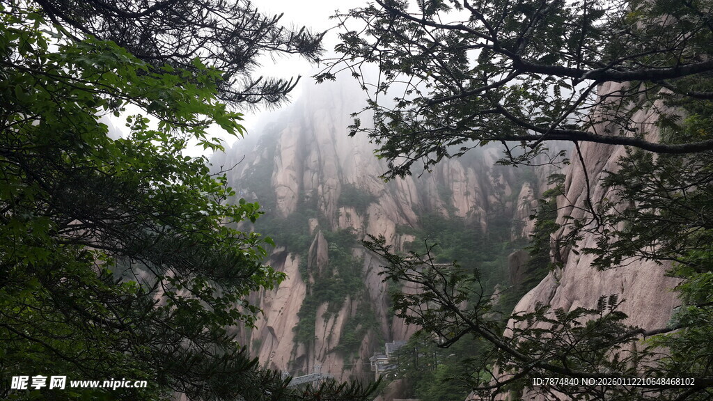 云雾缭绕的壮丽山峰