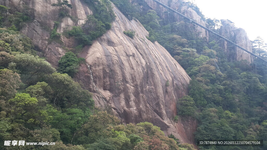 巍峨山石旁的葱郁山林
