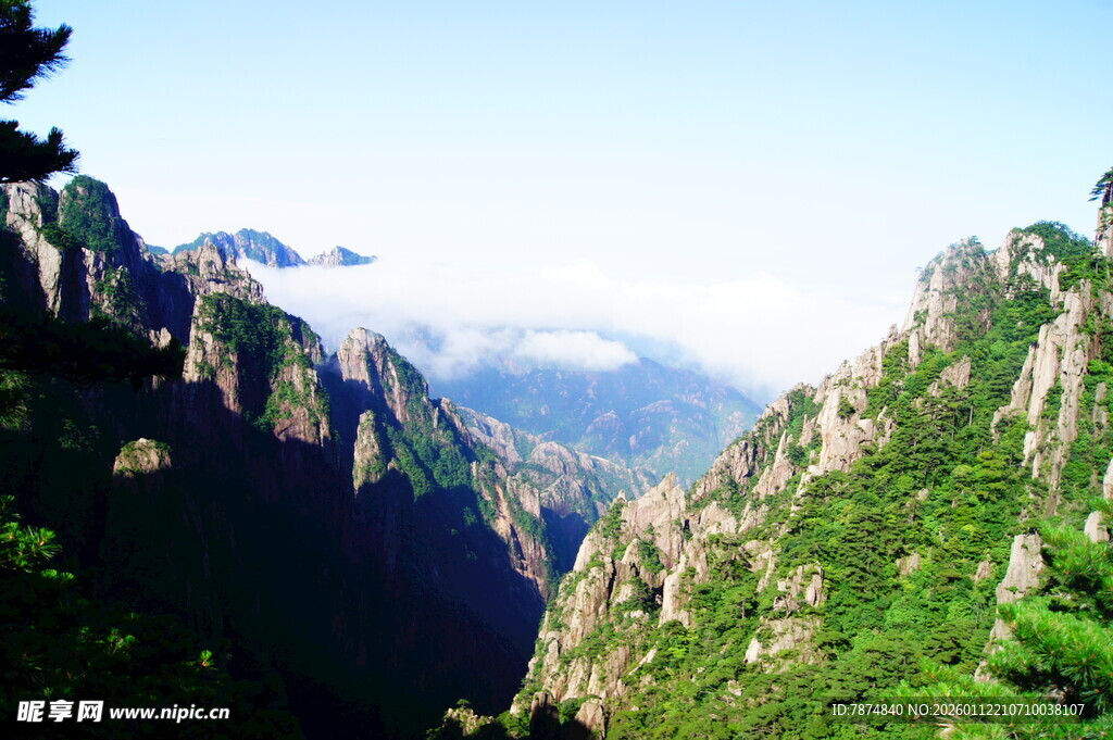 壮丽山景 云雾缭绕的奇峰