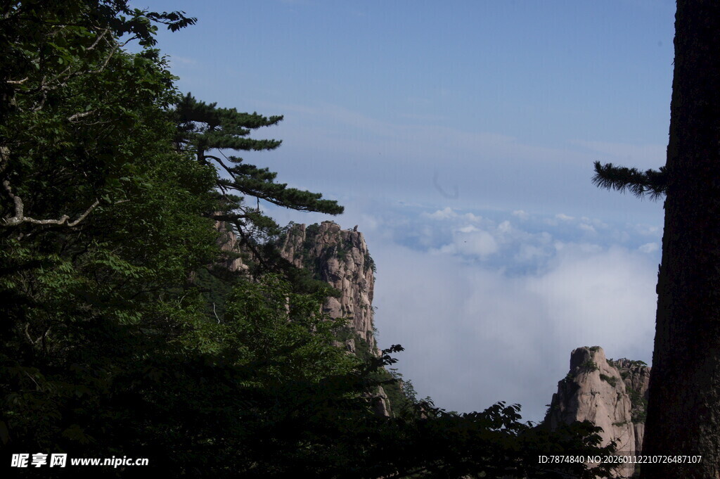 黄山云海中的嶙峋山峰