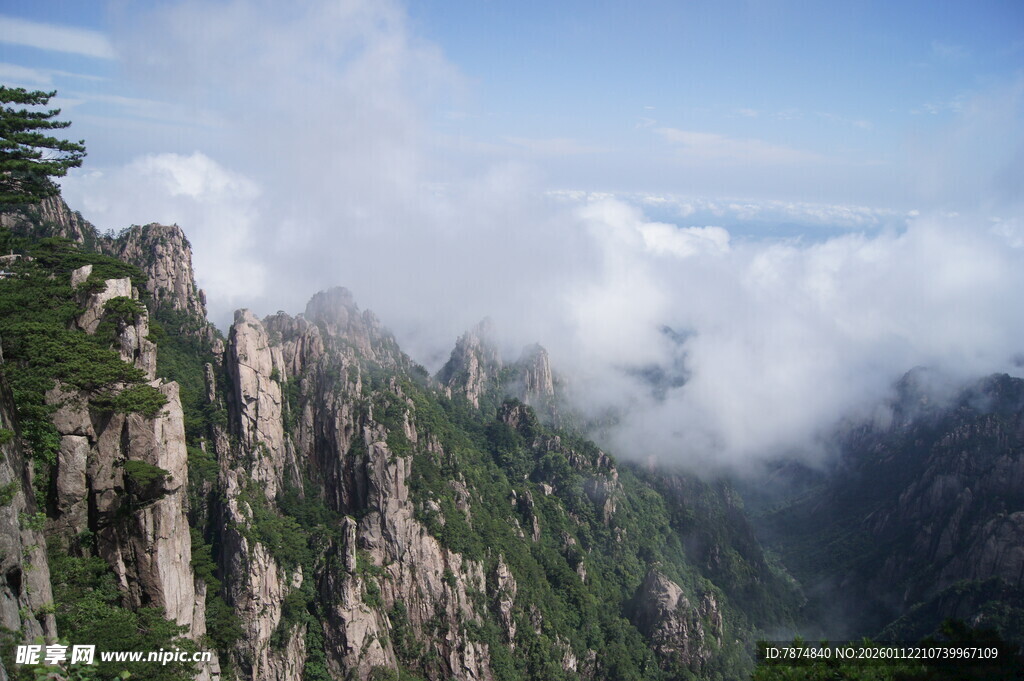 黄山云海中的壮丽山峰