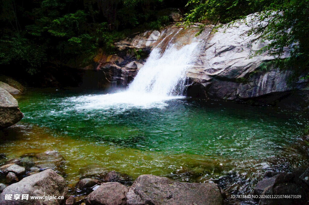 山间清澈瀑布下的碧绿潭水