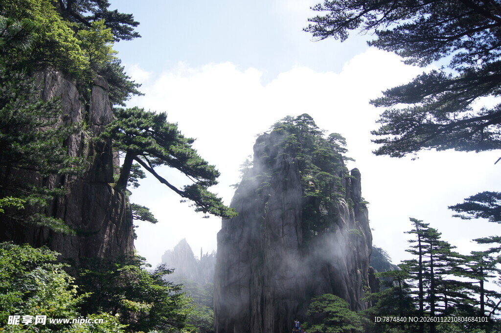 云雾缭绕的壮丽山峰景观