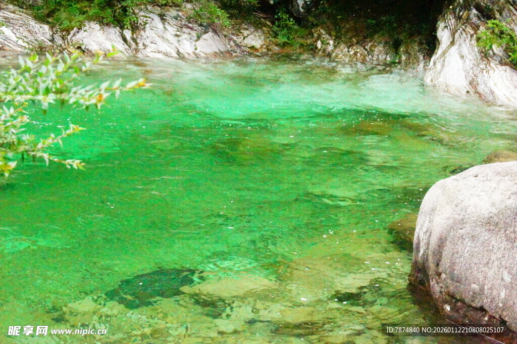 碧绿清澈的山间溪流