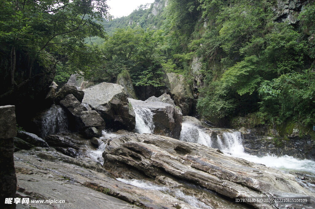 山间溪流瀑布自然美景