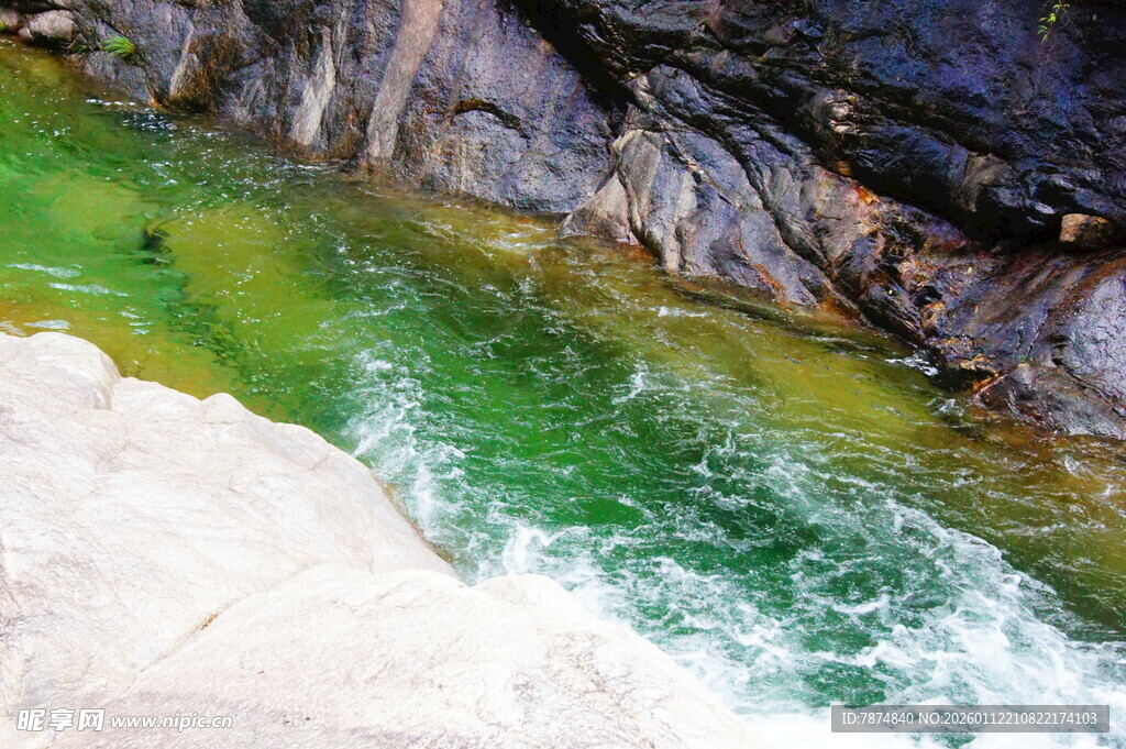 山间碧绿溪流奔腾景象