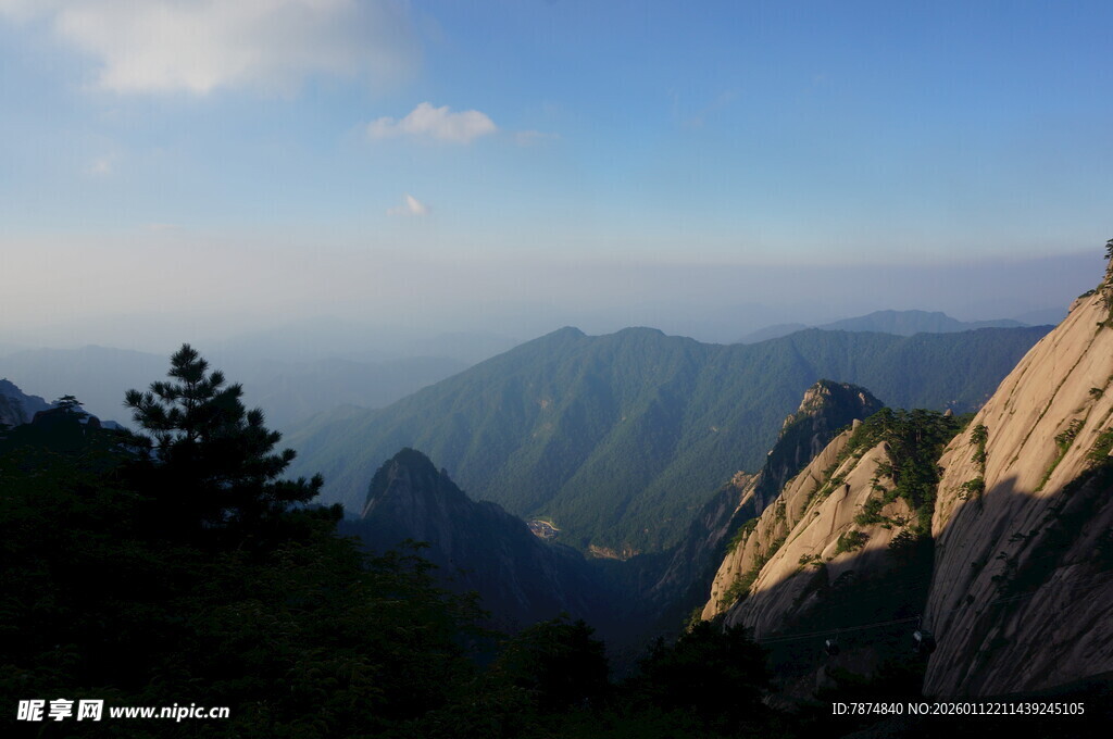 壮丽山景 云雾缭绕山峦