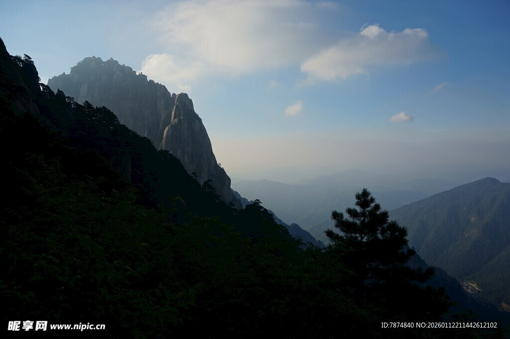 壮丽山景 蓝天绿树相衬