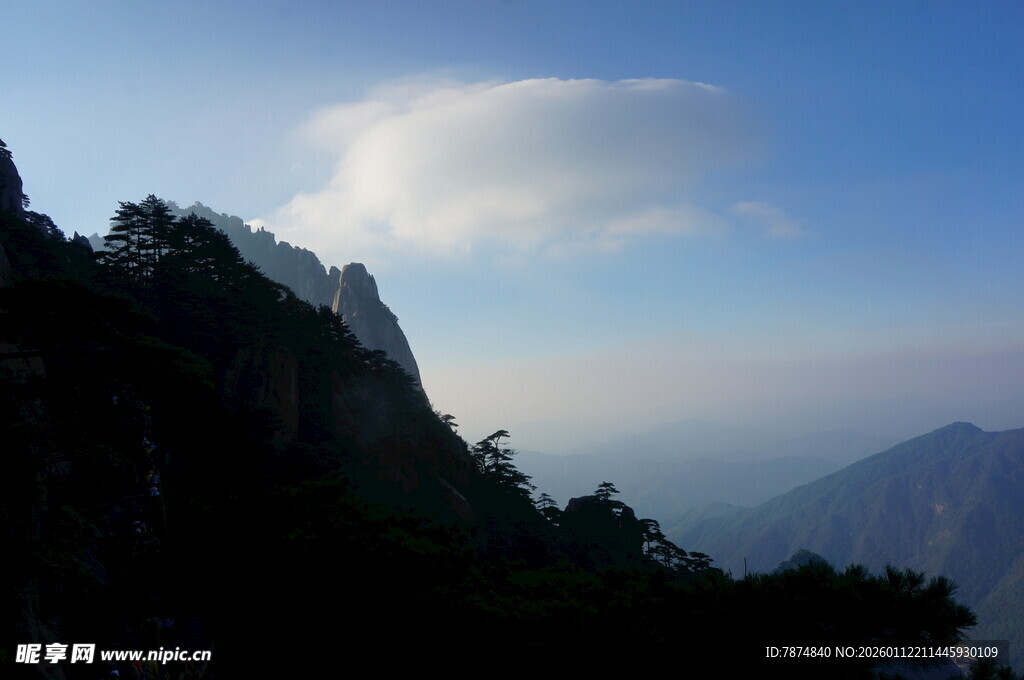 山巅云海壮丽景观