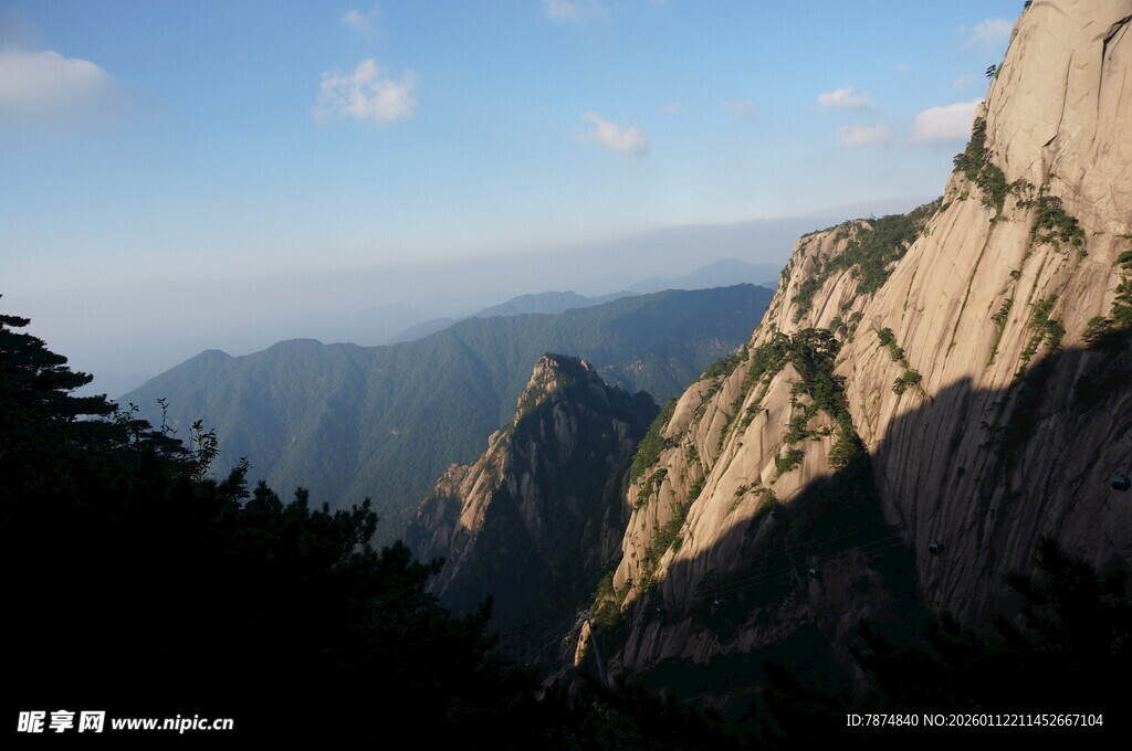 壮丽山景 巍峨山峰入云端