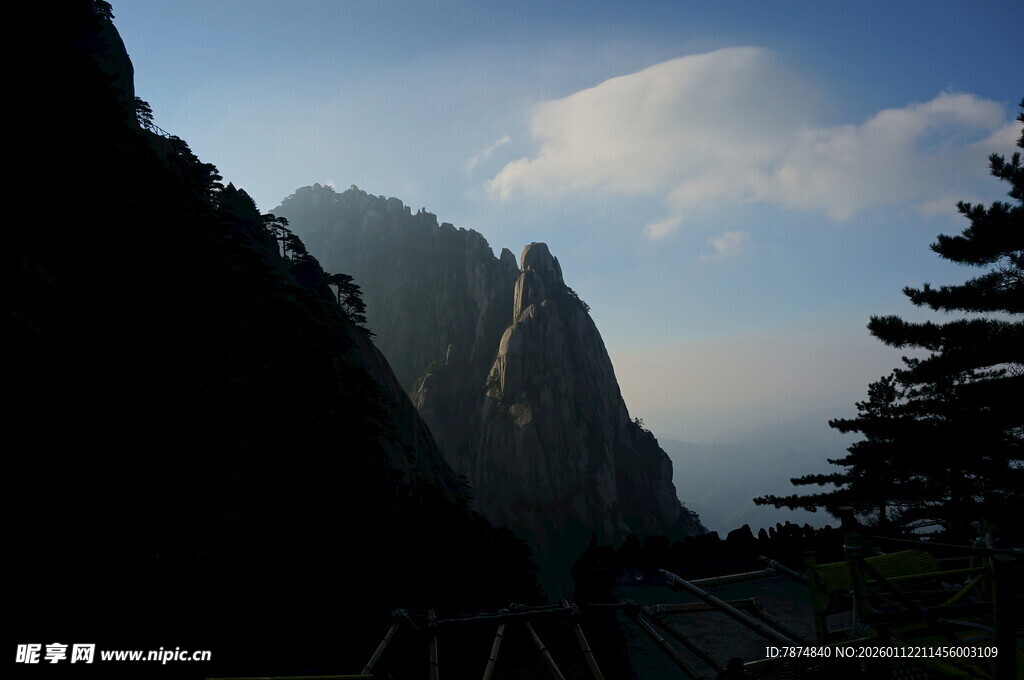 壮丽山景与蓝天绿树
