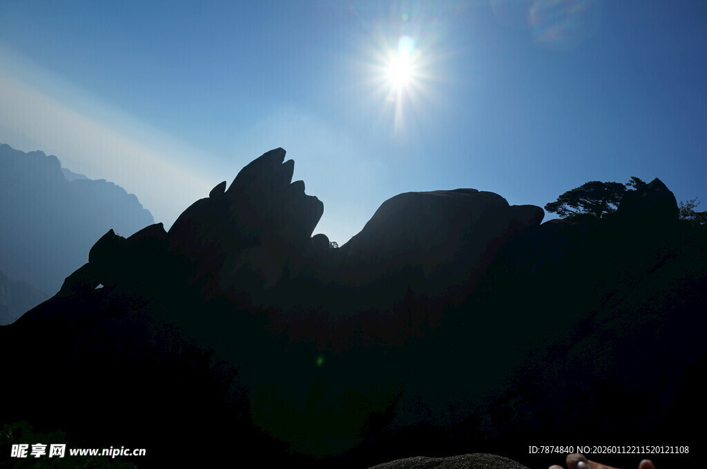 日出下的山峦剪影