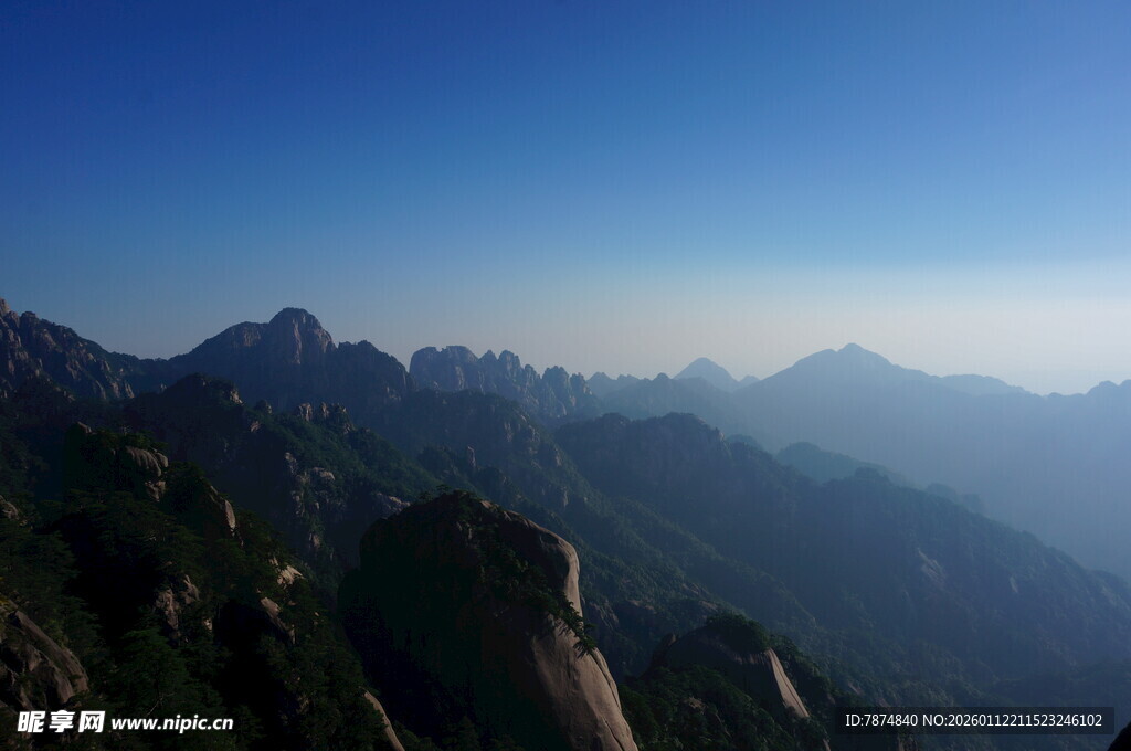 壮丽群山蓝天美景