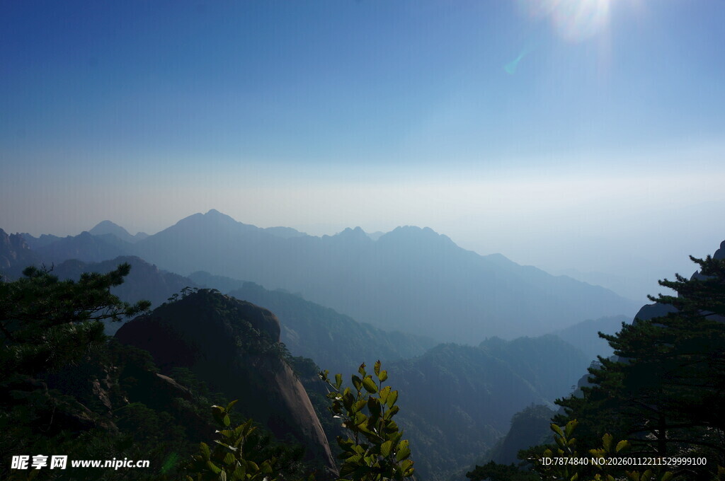 山巅之上的壮丽云海景观