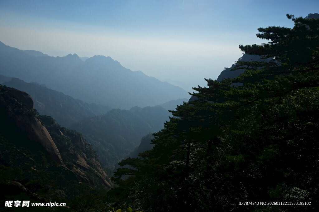 山峦云雾间的绿意景致