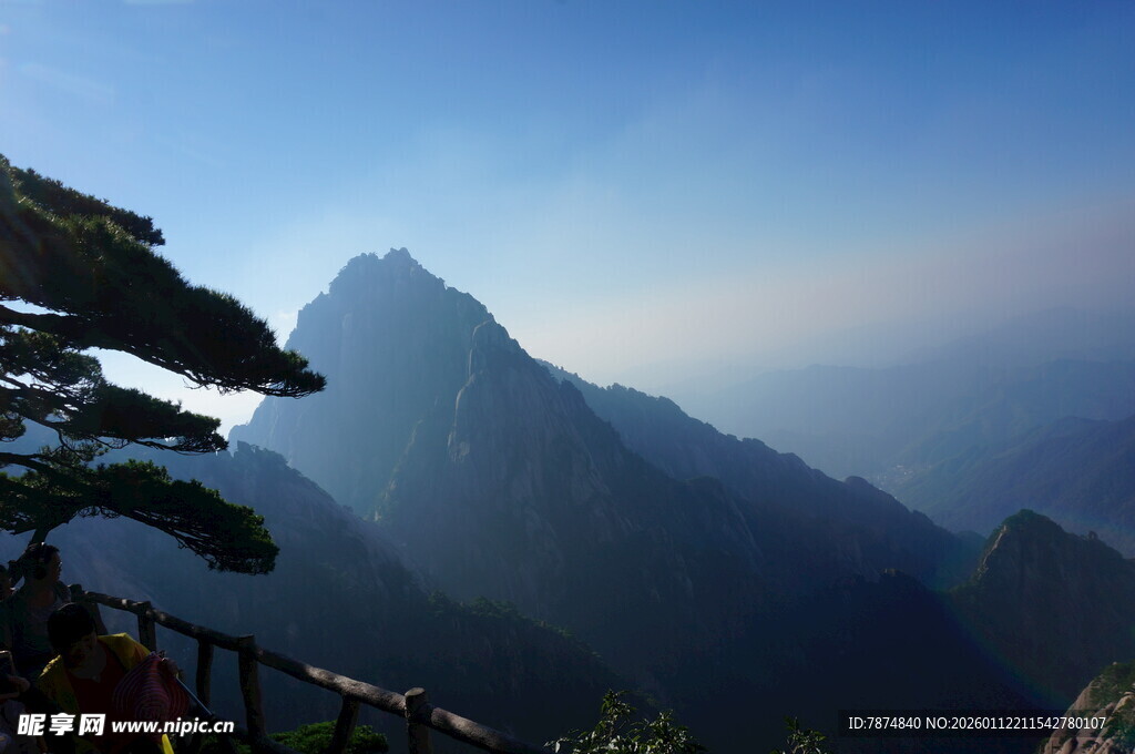 壮丽山景 云雾缭绕之峰