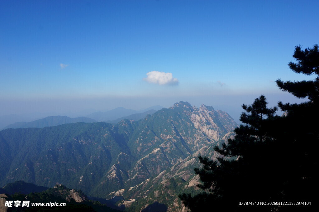 高山之巅壮丽云海景观