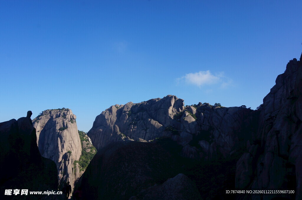 巍峨群山蓝天相伴