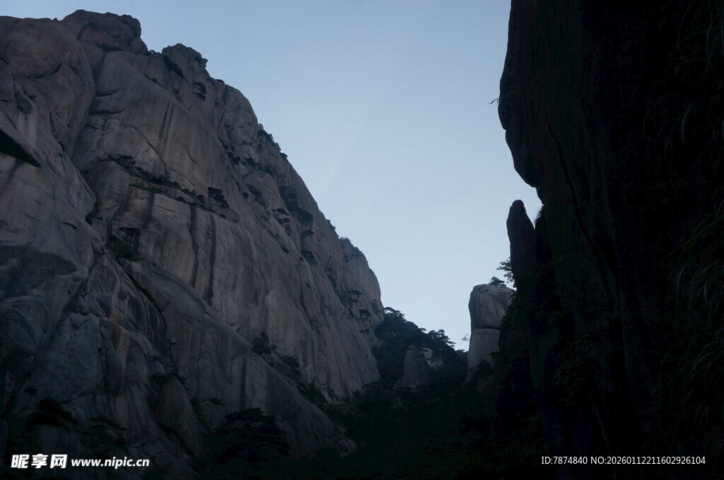 巍峨山峦 尽显自然雄浑